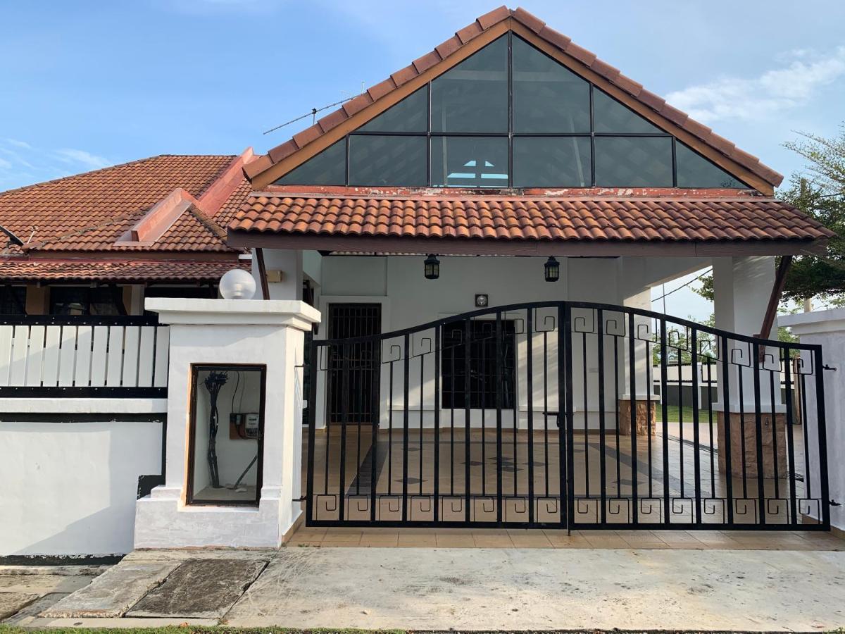 Villaparadise Homestay Batu Pahat Exterior photo