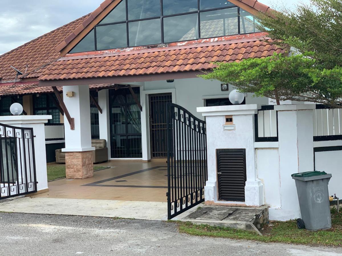 Villaparadise Homestay Batu Pahat Exterior photo