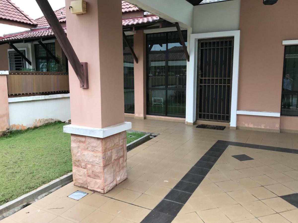 Villaparadise Homestay Batu Pahat Exterior photo